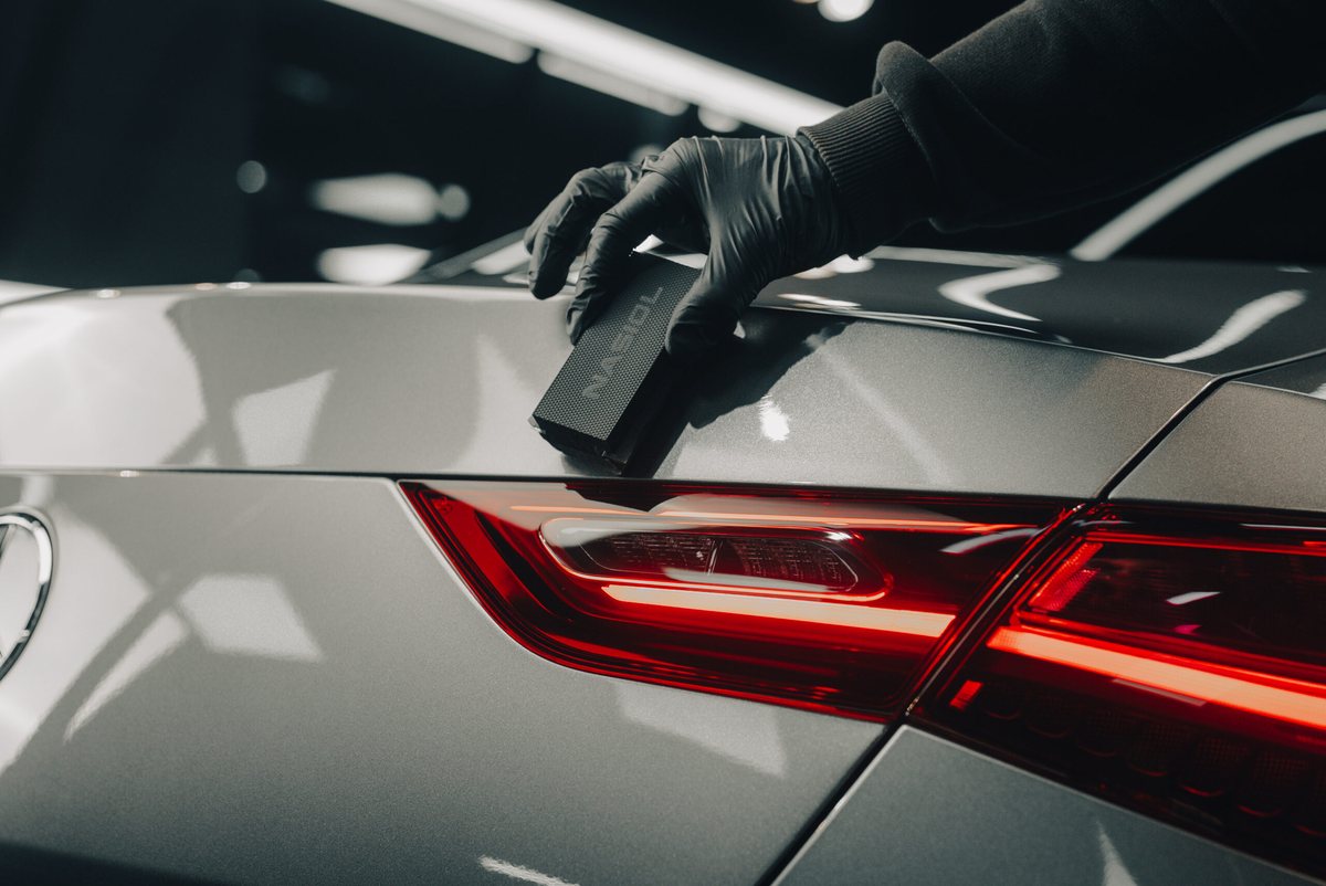 Proses aplikasi nano ceramic coating dengan applicator pada body mobil