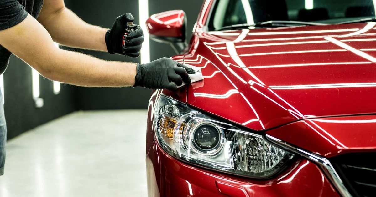 Hasil coating mobil merah dengan kilap dalam dan pantulan tajam